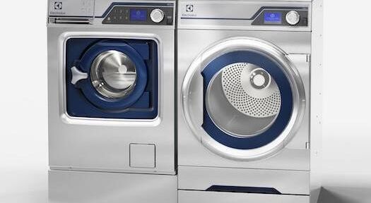 Commercial washer and dryer range for small-footprint laundries