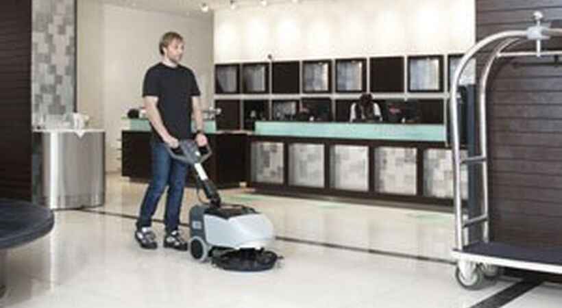 Compact scrubber dryer for small area cleaning